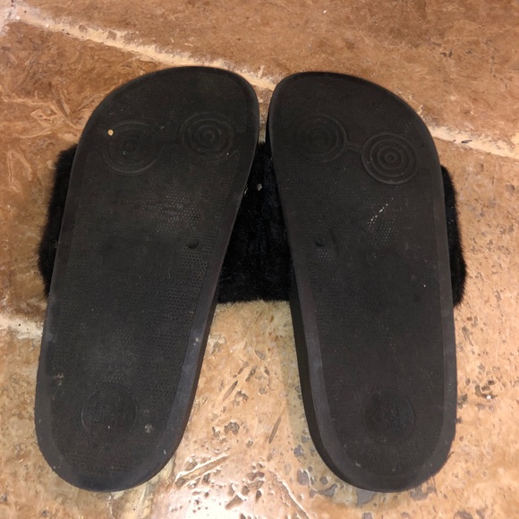 Girls Size 4 Fluffy Slides - Picture 4 of 5